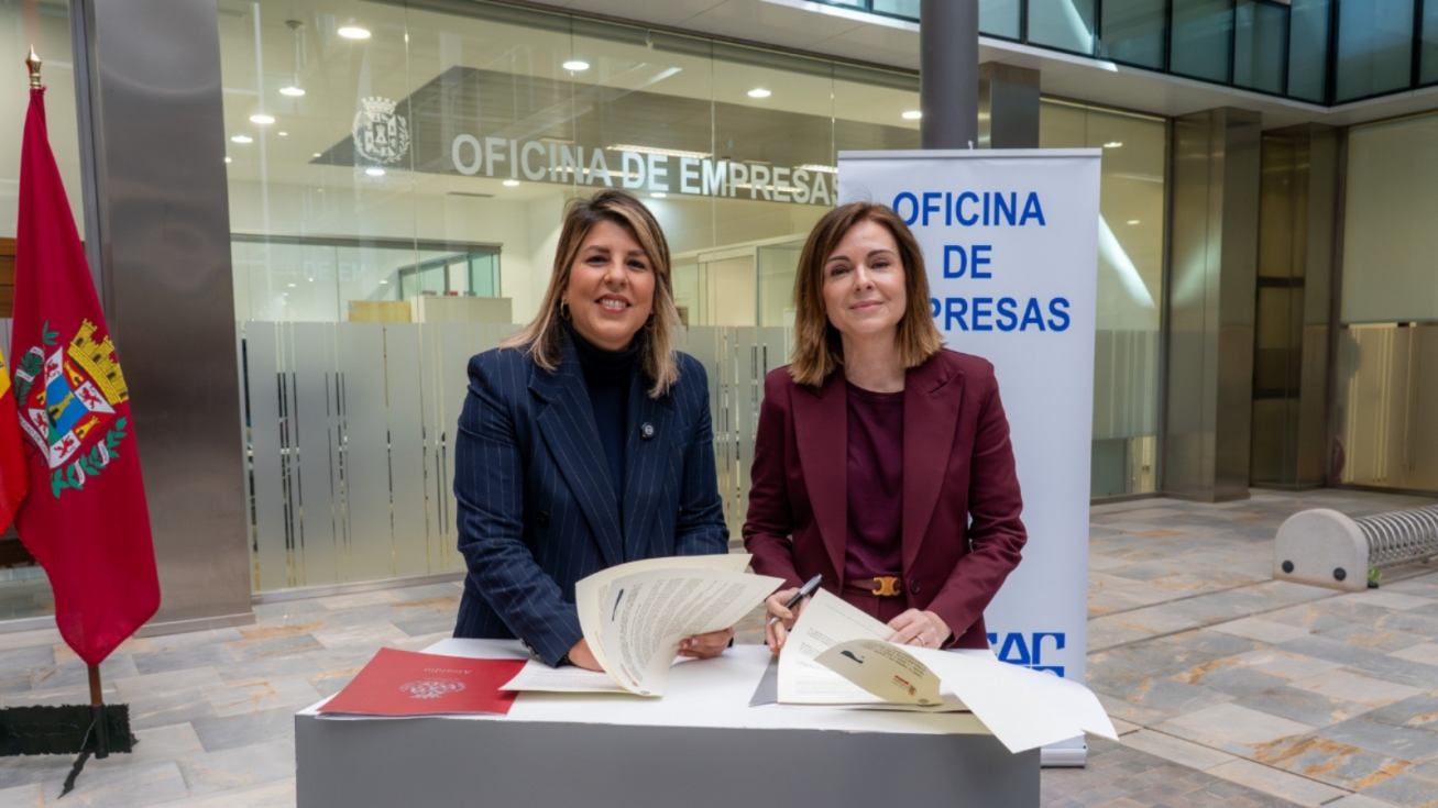 El Ayuntamiento de Cartagena y la Asociaci&oacute;n de Constructores de Cartagena y Comarca durante la firma del convenio.