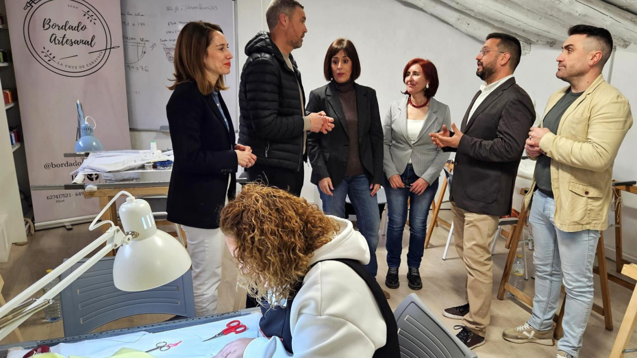Caravaca impulsa un programa de empleo de bordado para preservar este oficio tradicional y fomentar el relevo generacional - AYUNTAMIENTO DE CARAVACA Caravaca impulsa un programa de empleo de bordado para preservar este oficio tradicional y fomentar el relevo generacional - AYUNTAMIENTO DE CARAVACA