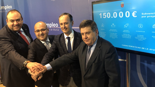El consejero Javier Celdr&aacute; junto a representantes de las c&aacute;maras de comercio de la Regi&oacute;n