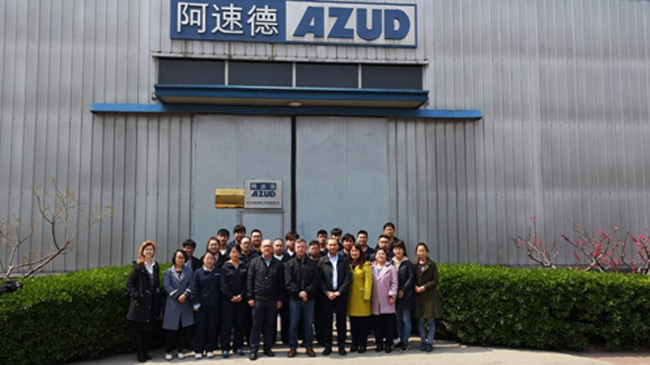 Trabajadores ante una de las f&aacute;bricas de Azud en China