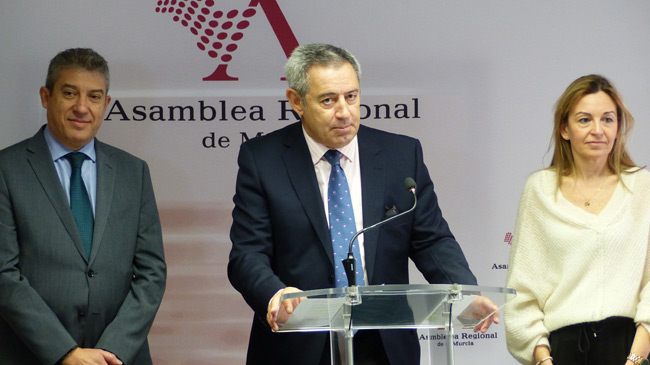 Fernando de la Cierva, en el centro, es consejero de Hacienda