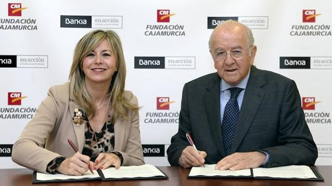 Olga Garc&iacute;a, directora territorial de Bankia, y Carlos Egea, presidente de Fundaci&oacute;n Cajamurcia