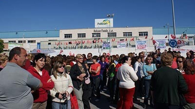Imagen de una manifestaci&oacute;n de ex trabajadores a las  puertas de Halc&oacute;n Foods
