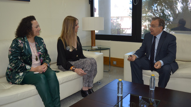 El consejero Patricio Valverde con la bisnieta del ingeniero, Laura de la Cierva
