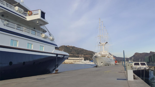 Proa del Seadream, al fondo el velero Wind Surf
