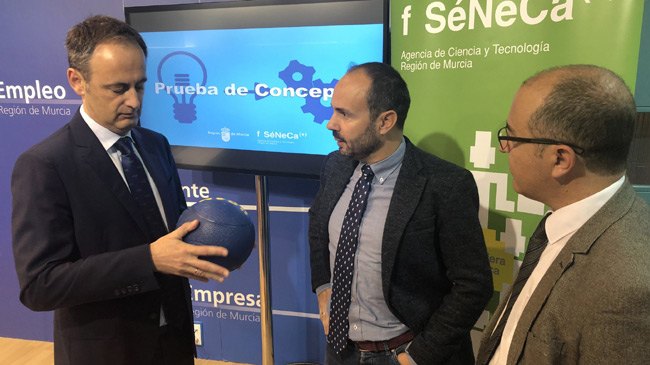 El consejero Javier Celdr&aacute; con el investigador Pedro Alcaraz