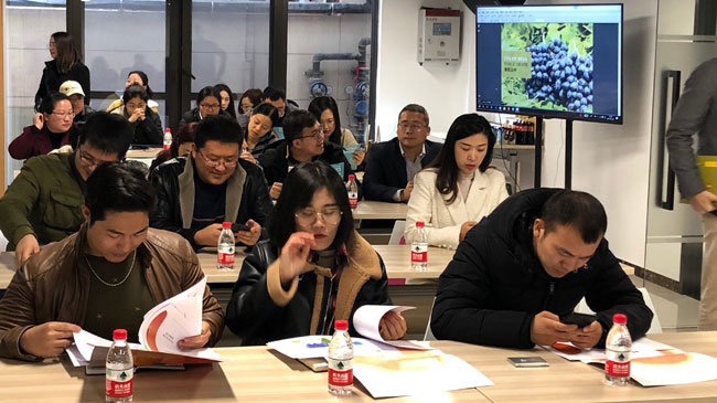 Reuni&oacute;n de la presentaci&oacute;n de la uva murciana a importadores vietnamitas