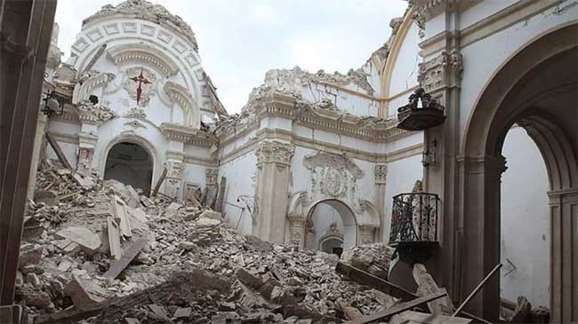 Estado en que qued&oacute; la iglesia de Santiago en Lorca el 11 de mayo de 2011