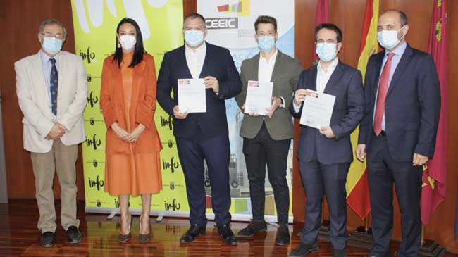 Los representantes de las empresas con su sello de calificaci&oacute;n