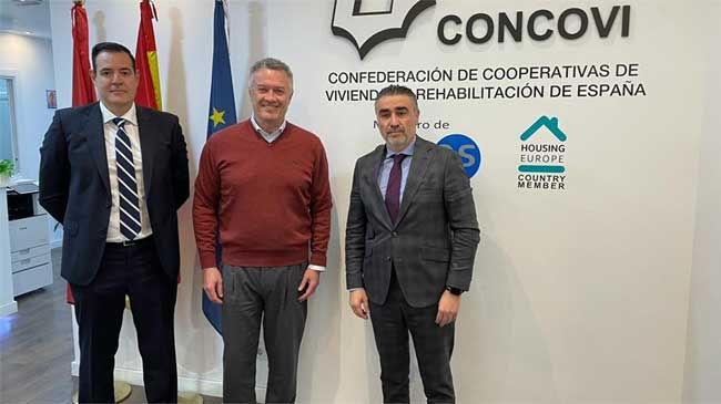 Jos&eacute; Miguel C&aacute;novas, a la derecha, con Curro Sevilla y Fernando Rodr&iacute;guez, vicepresidente y director general de Concovi