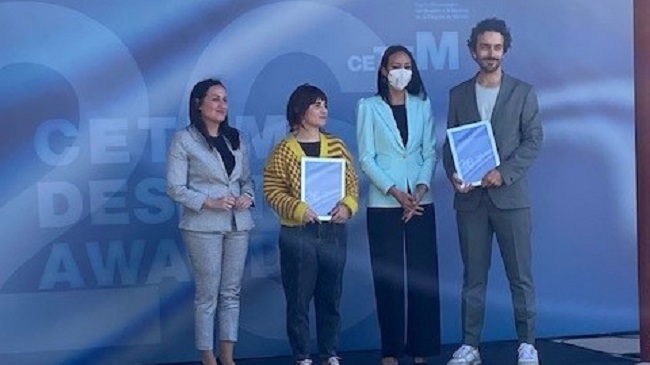 El dise&ntilde;ador Javier Masa, a la derecha, recoge el primer premio