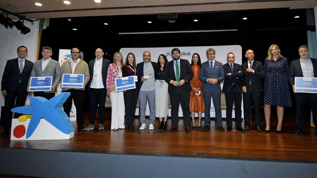 Foto de familia del ganador y los finalistas tras la entrega de los premios