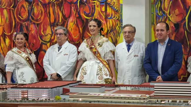 La Reina de la Huerta, Mar&iacute;a Teresa Irles, entre Jos&eacute; y Tom&aacute;s Fuertes
