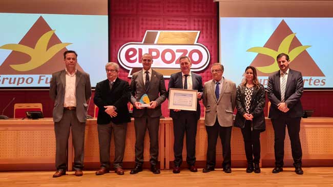 Momento de la entrega del galard&oacute;n