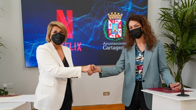 La alcaldesa de Cartagena,&nbsp;Noelia Arroyo, y la directora de Pol&iacute;ticas P&uacute;blicas para Espa&ntilde;a y Portugal de Netflix,&nbsp;Esperanza Iba&ntilde;ez