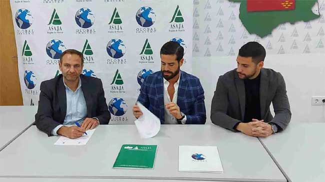 El secretario general de Asaja, Alfonso Gálvez (izquierda), firma el convenio con los responsables de Global Insitec El secretario general de Asaja, Alfonso Gálvez (izquierda), firma el convenio con los responsables de Global Insitec