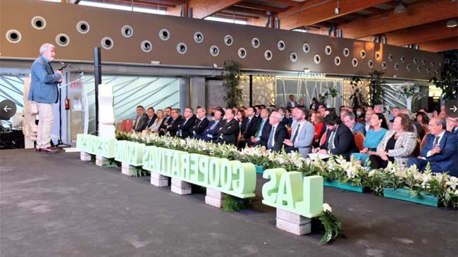 El presidente de Fecoam, Santiago Martínez, se dirige a los cooperativistas El presidente de Fecoam, Santiago Martínez, se dirige a los cooperativistas