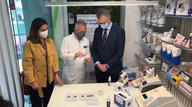 El consejero de Salud, Juan Jos&eacute; Pedre&ntilde;o, junto a la presidenta del Colegio Oficial de Farmac&eacute;uticos de la Regi&oacute;n de Murcia, Paula Pay&aacute;