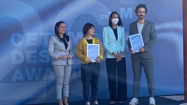 A la derecha, el dise&ntilde;ador de la silla que ha obtenido el primer premio