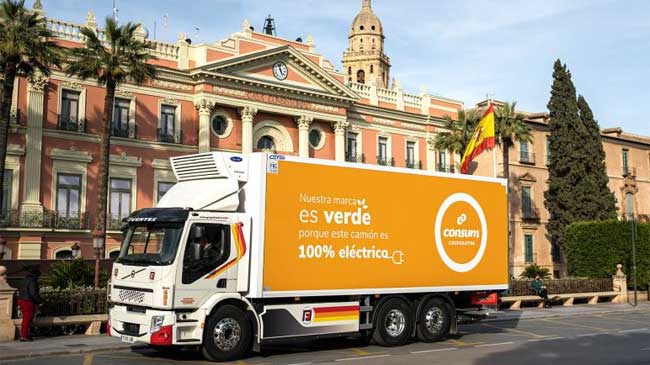 Uno de los camiones el&eacute;ctricos de Fuentes a su paso por la ciudad de Murcia