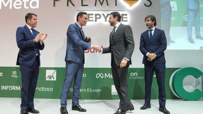 Emilio S&aacute;nchez recibe el galard&oacute;n de la mano de Pedro S&aacute;nchez