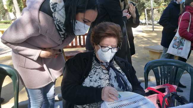 Valle Migu&eacute;lez observa el trabajo de una de las encajeras