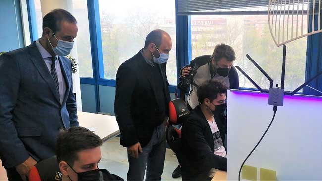Joaqu&iacute;n G&oacute;mez, en el centro, en la empresa Cinibar