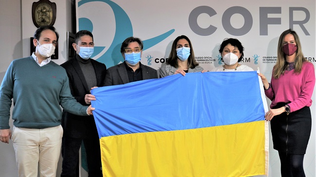 La presidenta del COFRM, Paula Pay&aacute;, con el presidente de la ONG Farmamundi, Ricard Troiano y la presidenta de la Asociaci&oacute;n de Ucranianos de la Regi&oacute;n, Laryssa Ponomarenko