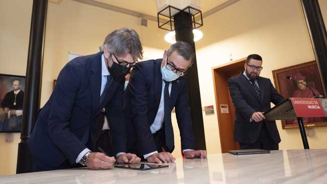 Luis Alberto Mar&iacute;n y el rector Jos&eacute; Luj&aacute;n
