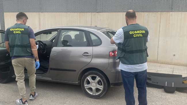 Uno de los veh&iacute;culos localizados por la Guardia Civil
