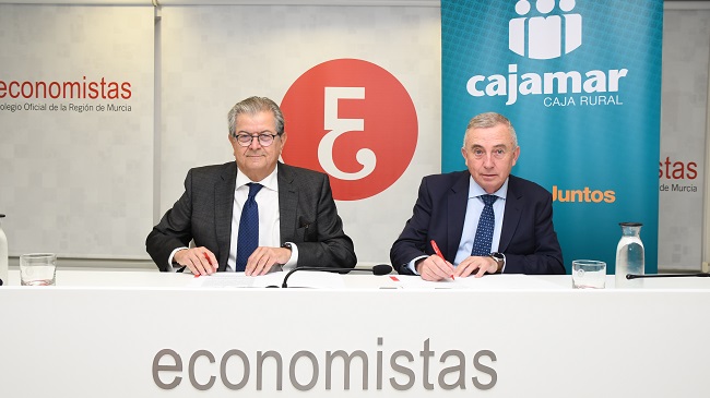 El decano del Colegio de Economistas, Ram&oacute;n Madrid, y Diego Gonz&aacute;lez, director territorial de Cajamar