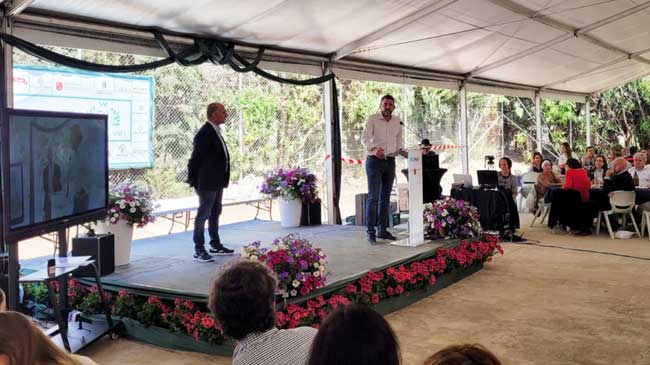 El consejero Antonio Luego se dirige a los antiguos alumnos y profesorado