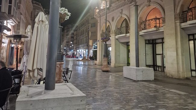 Bloques de hormig&oacute;n en la calle del Carmen