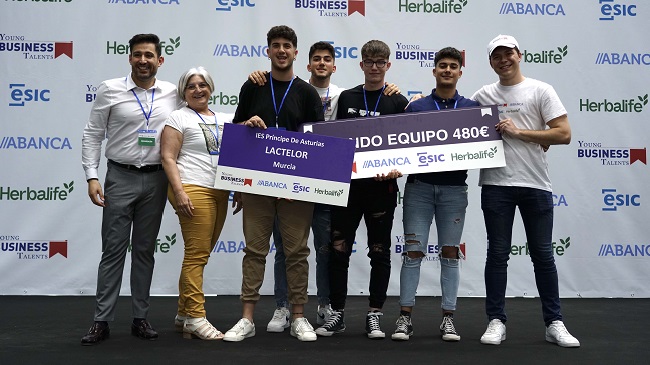 Alejandro Lario, Diego Moreno, Gregorio Garc&iacute;a y Jos&eacute; &Aacute;ngel Mart&iacute;nez, del IES Pr&iacute;ncipe de Asturias de Lorca, han conseguido alzarse con el segundo puesto