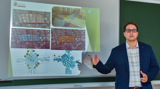 El director acad&eacute;mico del curso, el profesor Salvador Garc&iacute;a-Ayll&oacute;n Veintimilla