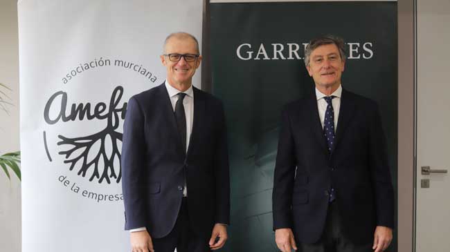 Vicente Lloret y Jos&eacute; Mar&iacute;a Tortosa tras la firma del acuerdo