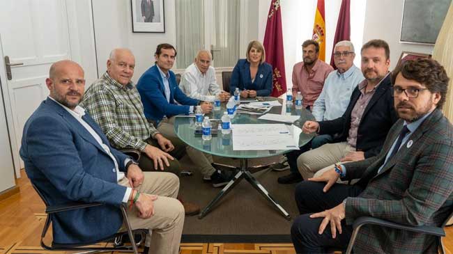 La alcaldesa y los concejales de Infraestructuras y Deportes con veteranos del f&uacute;tbol de Cartagena