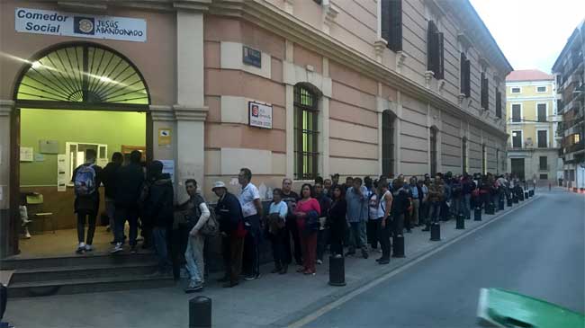 Colas antes el comedor social de Jes&uacute;s Abandonado en Murcia