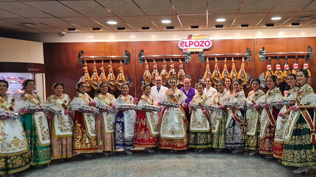 La reina de la huerta y su corte junto a representantes de ElPozo Alimentaci&oacute;n