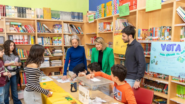 La alcadesa, Noelia Arroyo, en su visita a un centro escolar