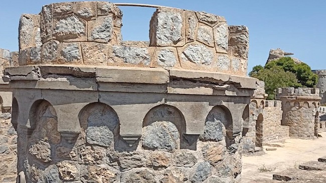 Forjados historicistas de las torres almenadas de su fachada