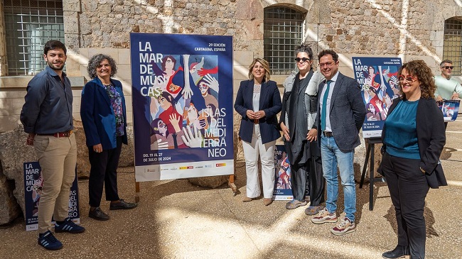 La artista Ela Fidalgo, tercera por la izquierda, en la presentaci&oacute;n del cartel