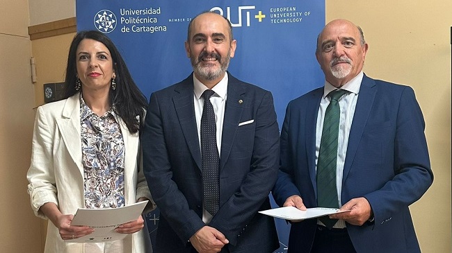 M&oacute;nica Hern&aacute;ndez, Antonio Kaiser y Eduardo Ord&oacute;&ntilde;ez, en la firma del convenio