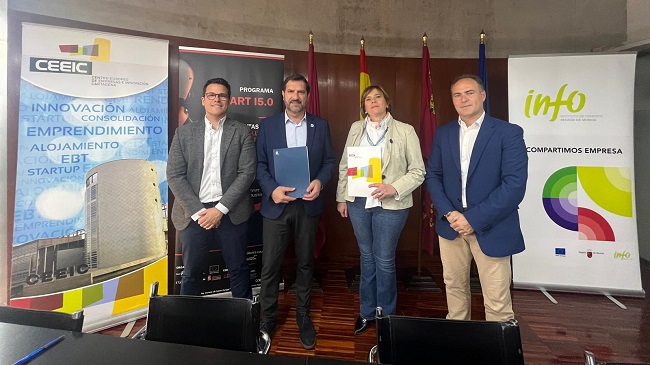 En el centro de la imagen, el decano de COITERM, Juan Lu&iacute;s Pedre&ntilde;o, y la directora de CEEIC, Nuria Castillo