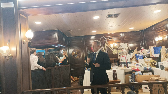 Mariano Ugarte, presidente de APU, agradeciendo a los patrocinadores, voluntarios y asistentes su apoyo a esta gala