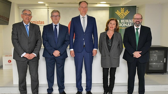 El decano del Colegio de Economistas, Ramón Madrid, y el presidente de Caja Rural Regional, Juan Andrés Jiménez, junto a otros miembros de ambas entidades El decano del Colegio de Economistas, Ramón Madrid, y el presidente de Caja Rural Regional, Juan Andrés Jiménez, junto a otros miembros de ambas entidades