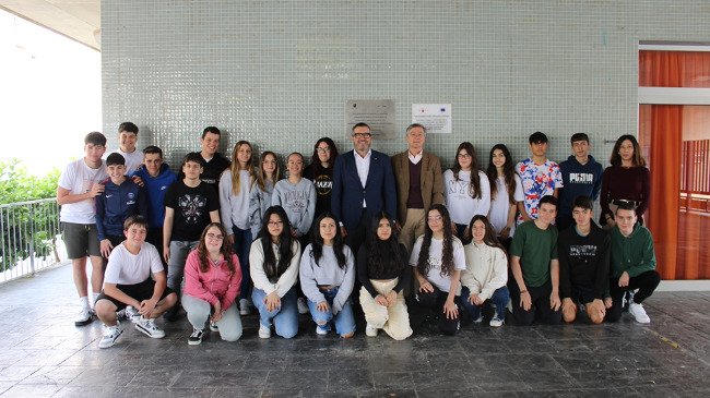 Miguel L&oacute;pez y Jos&eacute; Mar&iacute;a Tortosa, con los estudiantes del colegio El Ope de Archena
