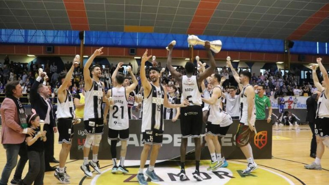 El Odilo FC Cartagena Club Baloncesto celebrando el ascenso a LEB Oro