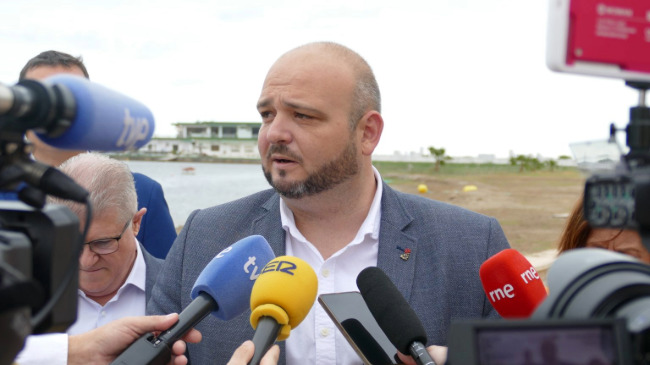el portavoz del PSOE en Cartagena, Manuel Torres, relizando declaraciones sobre la situaci&oacute;n del Mar Menor