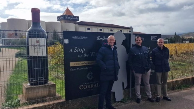 Imagen de las instalaciones la bodega riojana Corral, con los representantes de Bodegas Luz&oacute;n